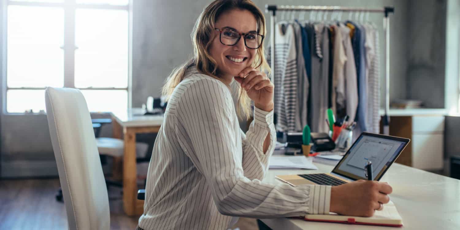 Female dropshipping business owner working in her office.